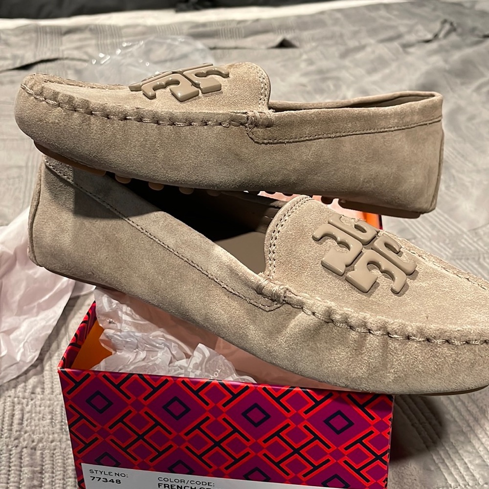 Brand NEW Tory Burch Lowell 2 Driver, Gray